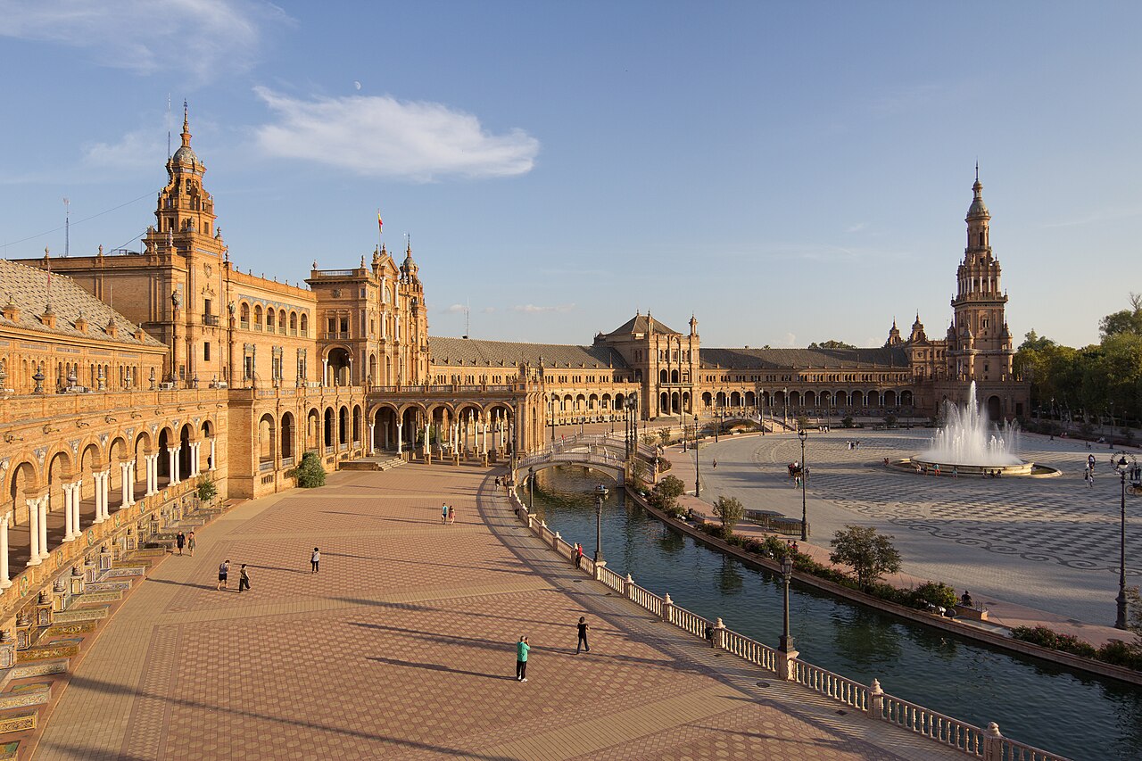 Plaza de España en Sevilla y la dehesa ibérica andaluza